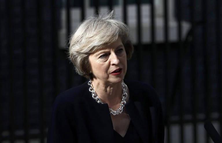 ΕΚΤΑΚΤΟ: Τρόμος για Τερέζα Μέι & Σαρλ Μισέλ – Αυτοκίνητο έπεσε στην αυτοκινητοπομπή τους